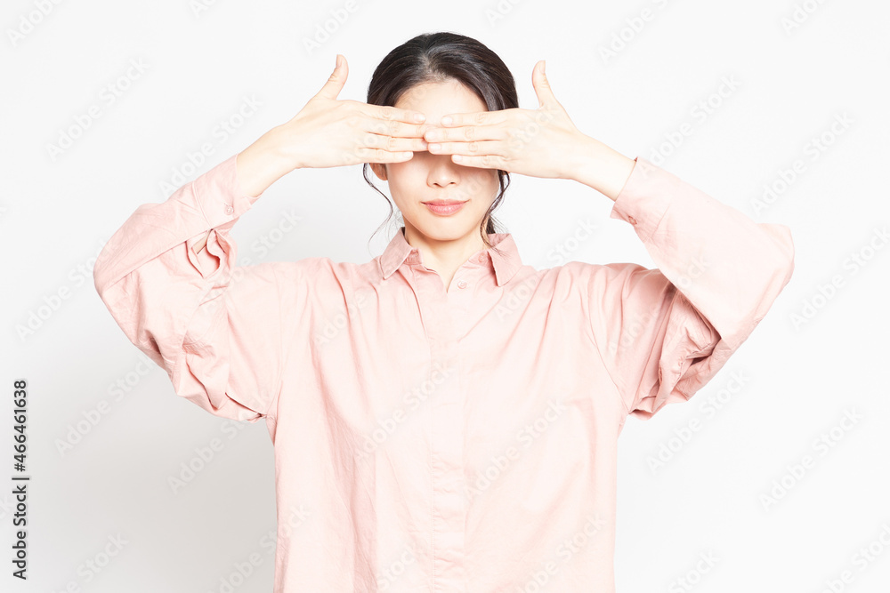 目を隠す女性 目を隠す女性