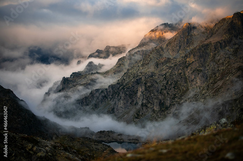 coucher de soleil et brouillard sur la montagne