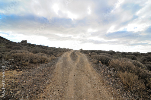 Photo Rural road through a deserted arid area