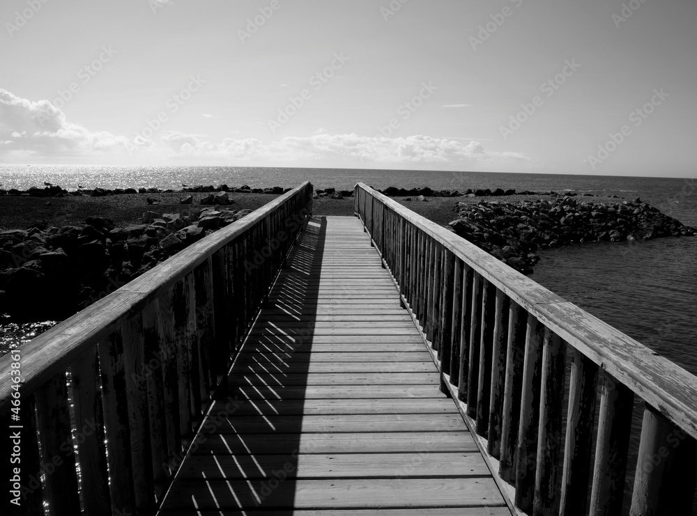 Fototapeta premium wooden bridge over the ocean