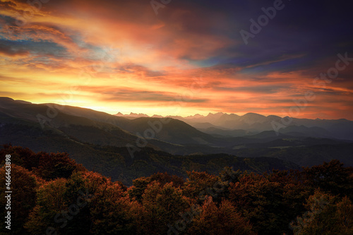 Fototapeta Naklejka Na Ścianę i Meble -  SURISE IN THE VALLEY