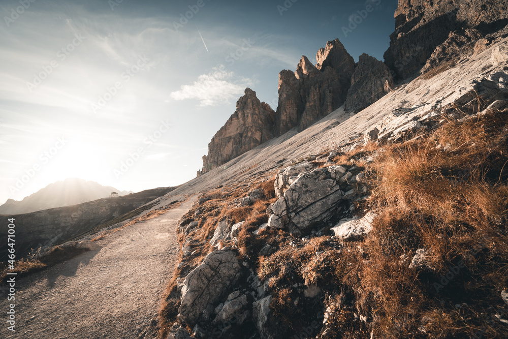 Fototapeta premium Dolomiten Drei Zinnen Sonnenaufgang Auronzo Hütte Dreizinnenhütte Sextner Dolomiten Südtirol Ostalpen 