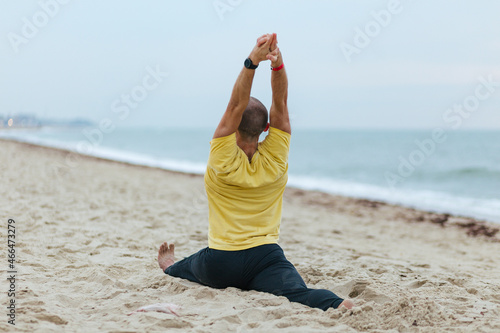 дуп-splin workout  on the beach near the sea, balance, fitness, stretching and relaxation	