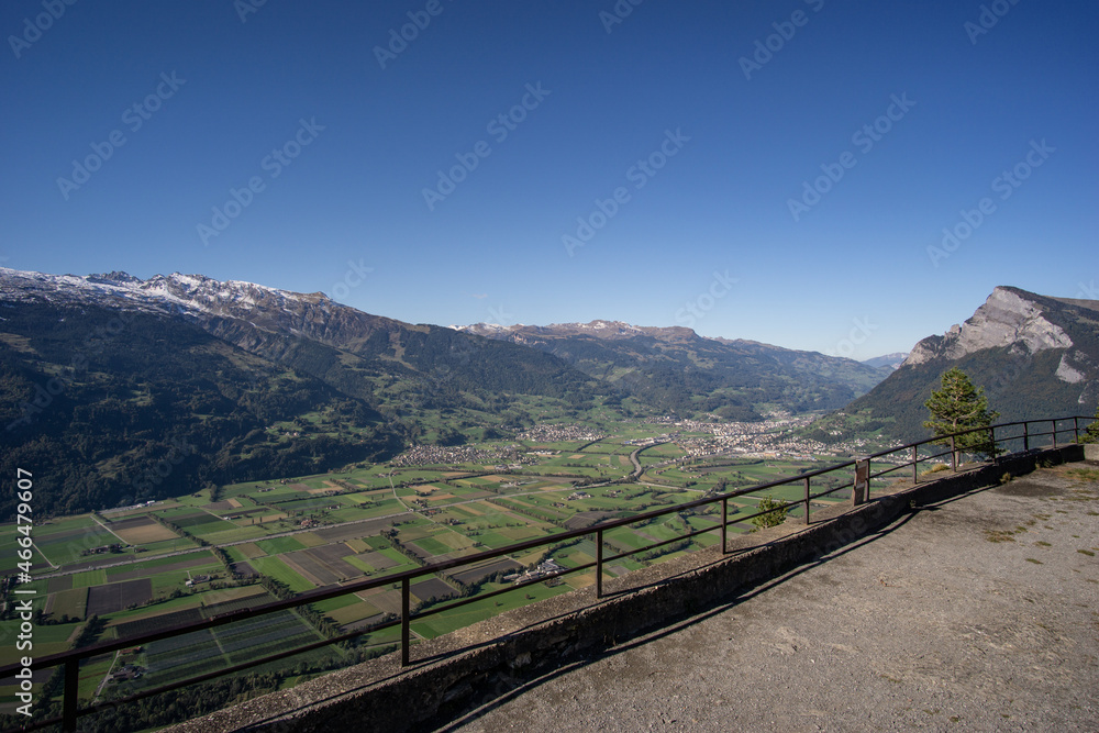 Sonniger Spätsommertag in der Schweiz über dem Rheintal mit blick auf Bad Ragaz und Sargans