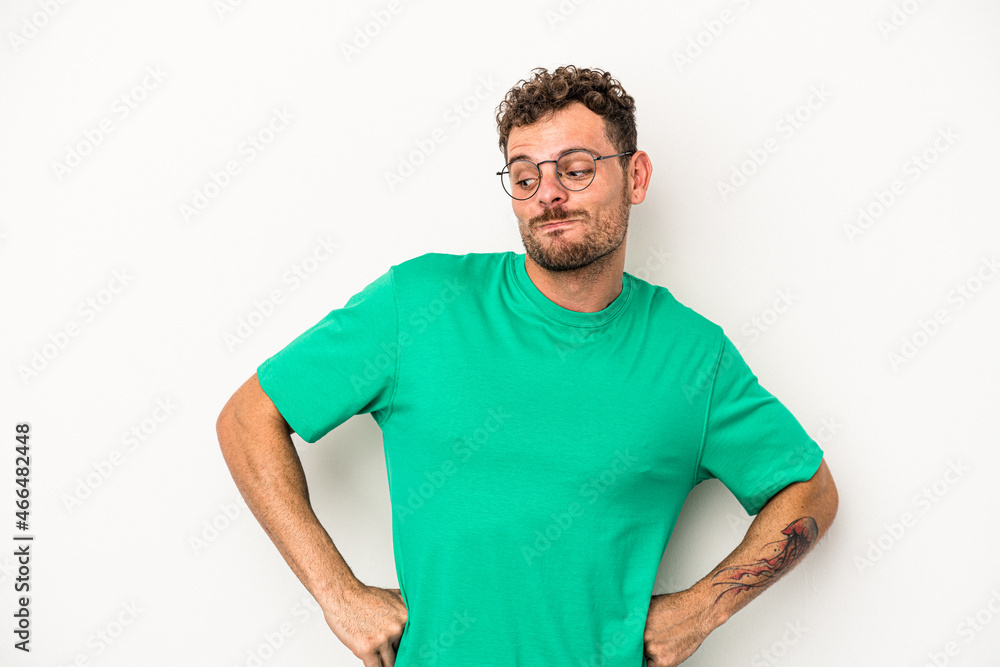 Obraz premium Young caucasian man isolated on white background dreaming of achieving goals and purposes