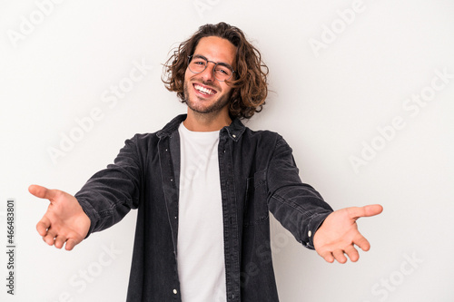 Fotografi Young caucasian man isolated on white background showing a welcome expression