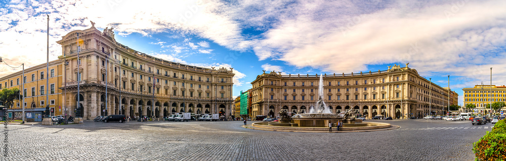 Roma – Piazza della Repubblica con al centro  la fontana delle Naiadi opera del palermitano Mario Rutelli