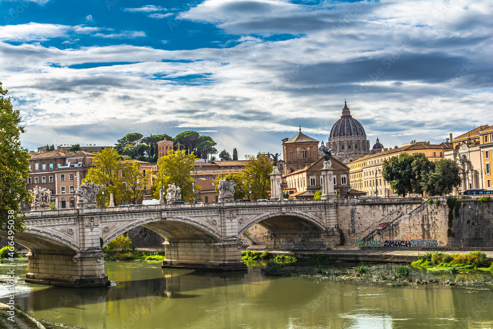 Roma – il fiume Tevere il cui corso attraversa tutta la città. 