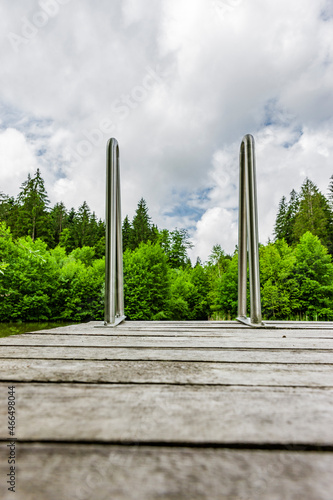 Badesteg an einem Waldsee