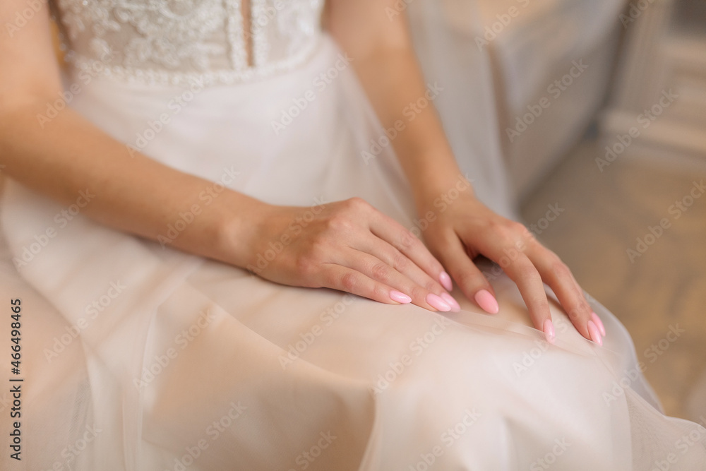 hands of the bride