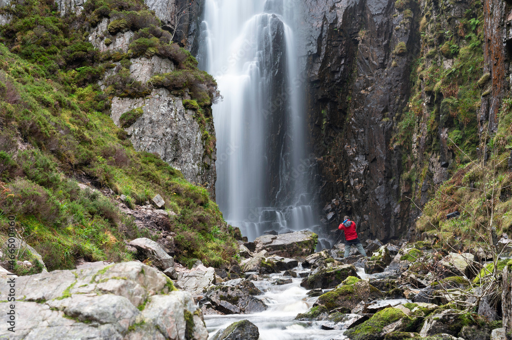 Φωτογραφία Photographer at Wailing Widows Falls, a famous waterfall in Assynt, North West Highlands of Scotland