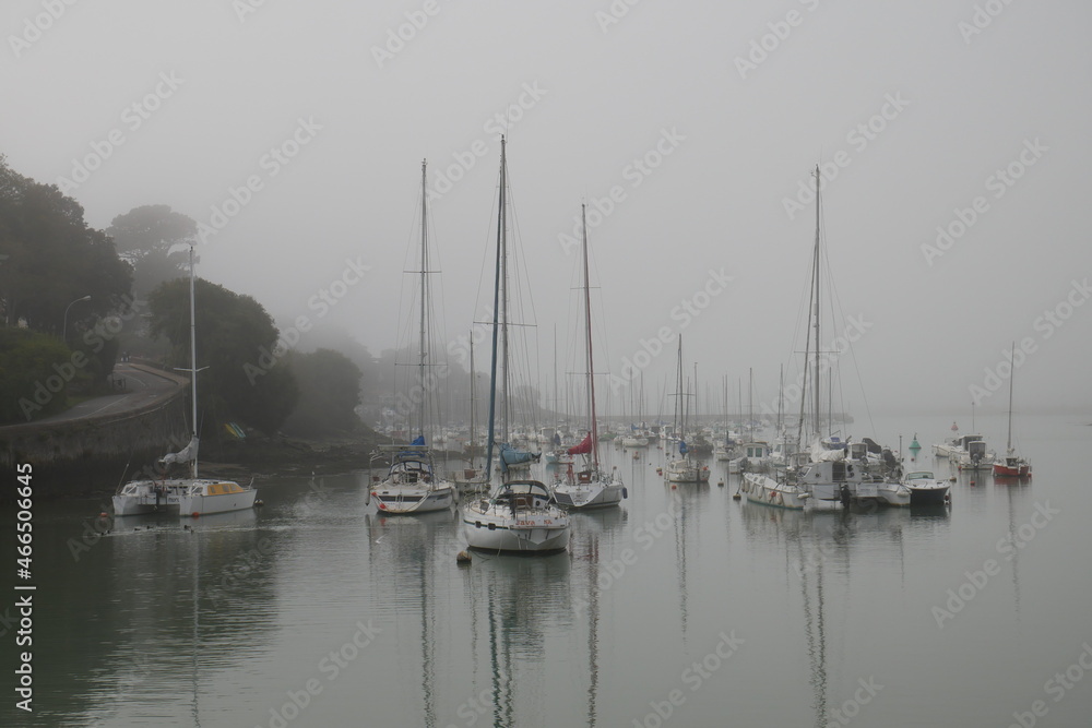 Vue sur le port de Pornic, sous un épais brouillard Vue sur le port de Pornic, sous un épais brouillard