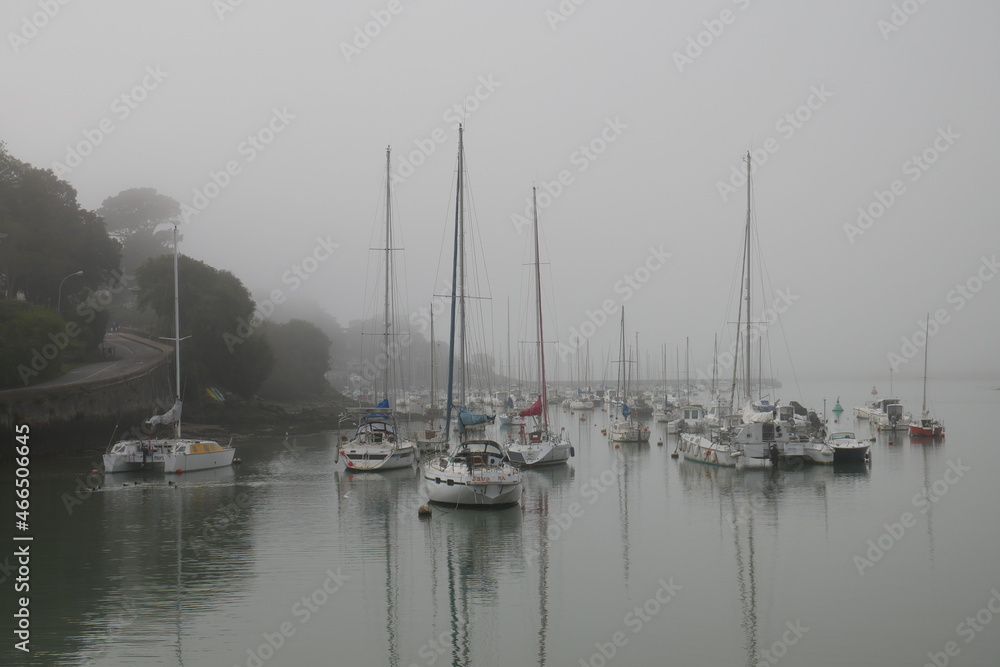 Vue sur le port de Pornic, sous un épais brouillard