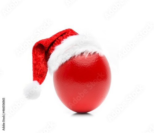 Rotes Ei mit Weihnachtsmütze, isoliert auf weissem Hintergrund