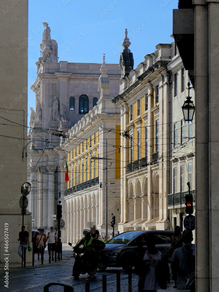 Straßenzug in der Altstadt von Lissabon