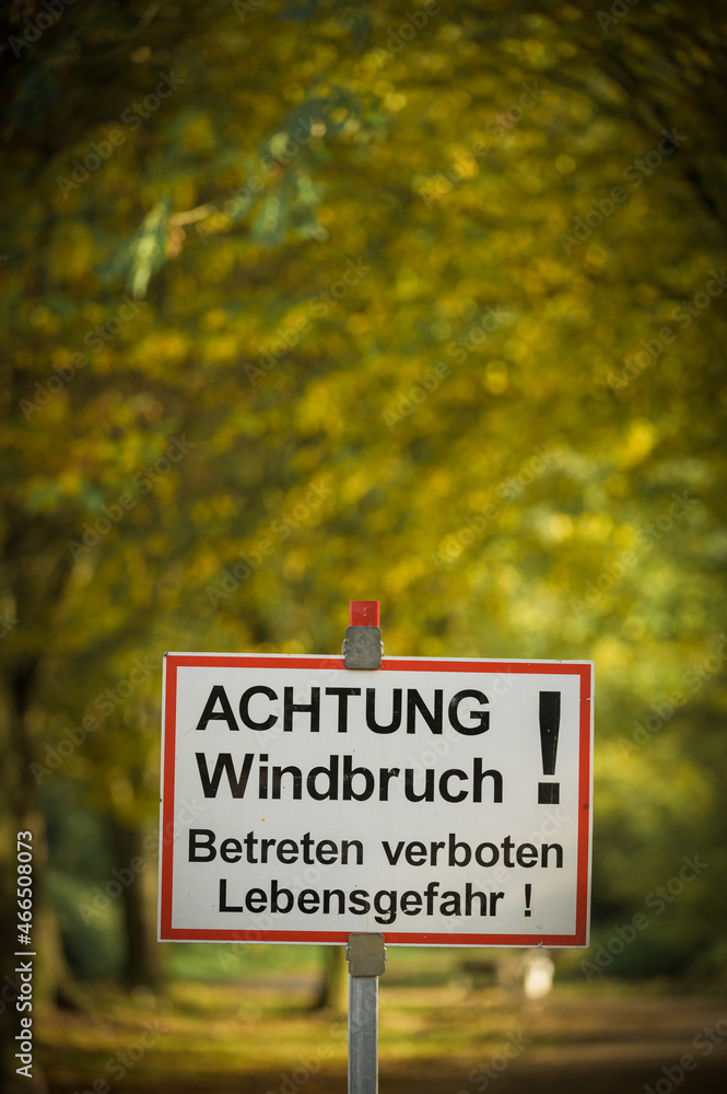 Schild mit der Warnung vor Windbruch im Wald