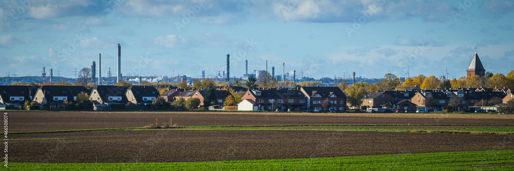 Wohnsiedlung mit Industriepanorama im Hintergrund
