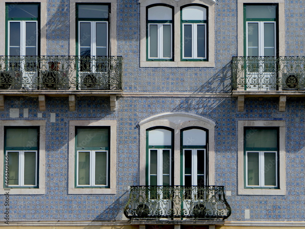 typische Hausfassade mit Fliesen in Lissabon