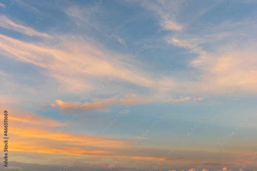 Obraz premium Cirrus Cloud Under Sunlight