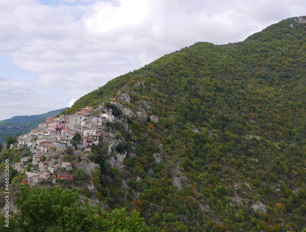 scenica vista del borgo laziale di Ascrea in Italia