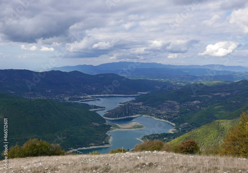 scenica vista del lago del Turano dal Monte Cervia in italia