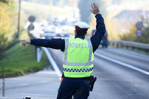 Ausreisekontrollen aus Corona-Hochinzidenz-Risikogebiet Gmunden durch Bundesheer und Polizei, Österreich, Europa photo