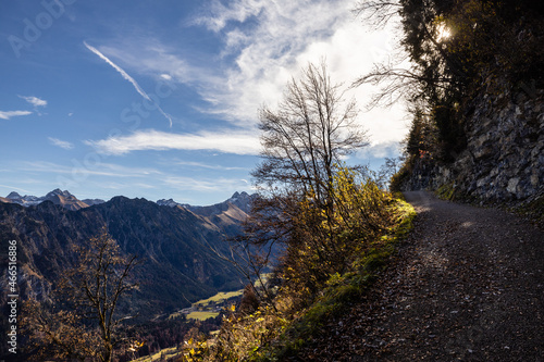 Gebirgsweg in den Allgäuer Alpen