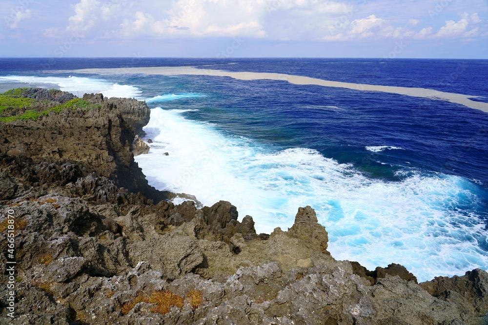 【沖縄県】波しぶきが上がる辺戸岬 / 【Okinawa】
Cape Hedo where the waves splash