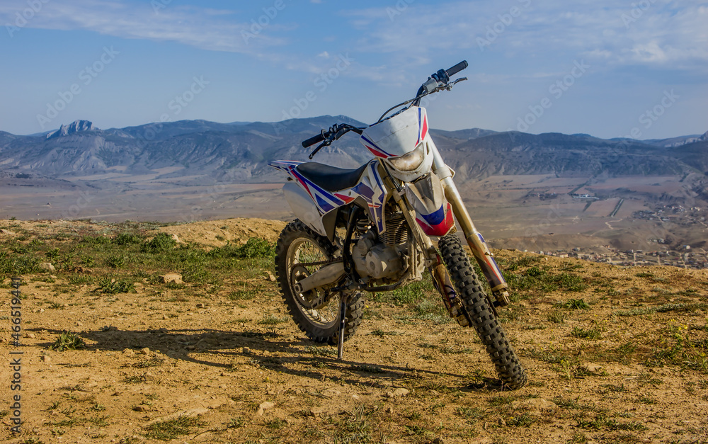 Obraz premium Sports motorcycle on a background of mountains