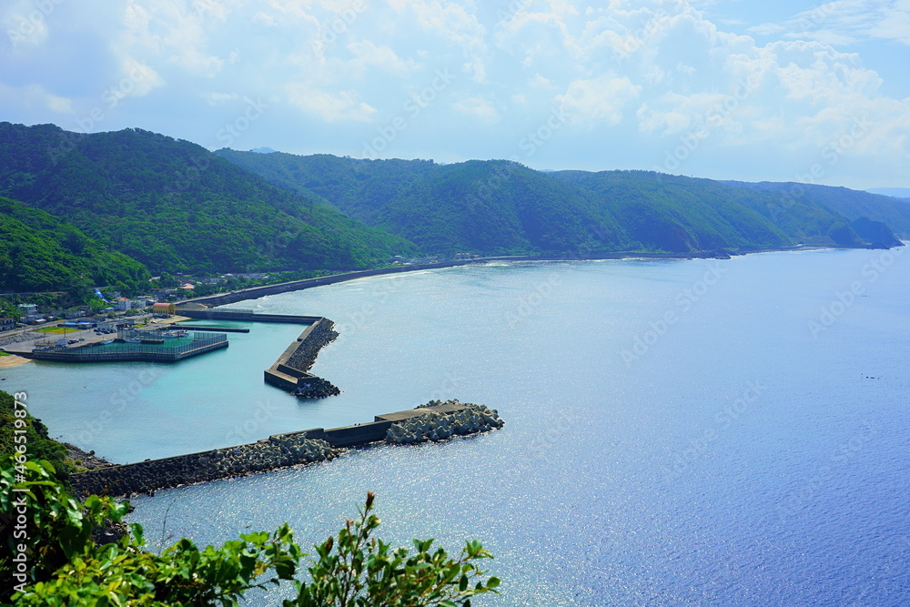 Obraz premium 【沖縄県】茅打バンタから見た海 / 【Okinawa】The sea seen from Kayauchi Banta.
