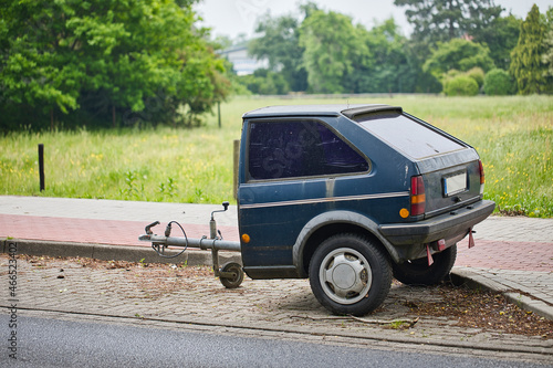 Ein halbiertes Auto parkt auf dem Seitenstreifen