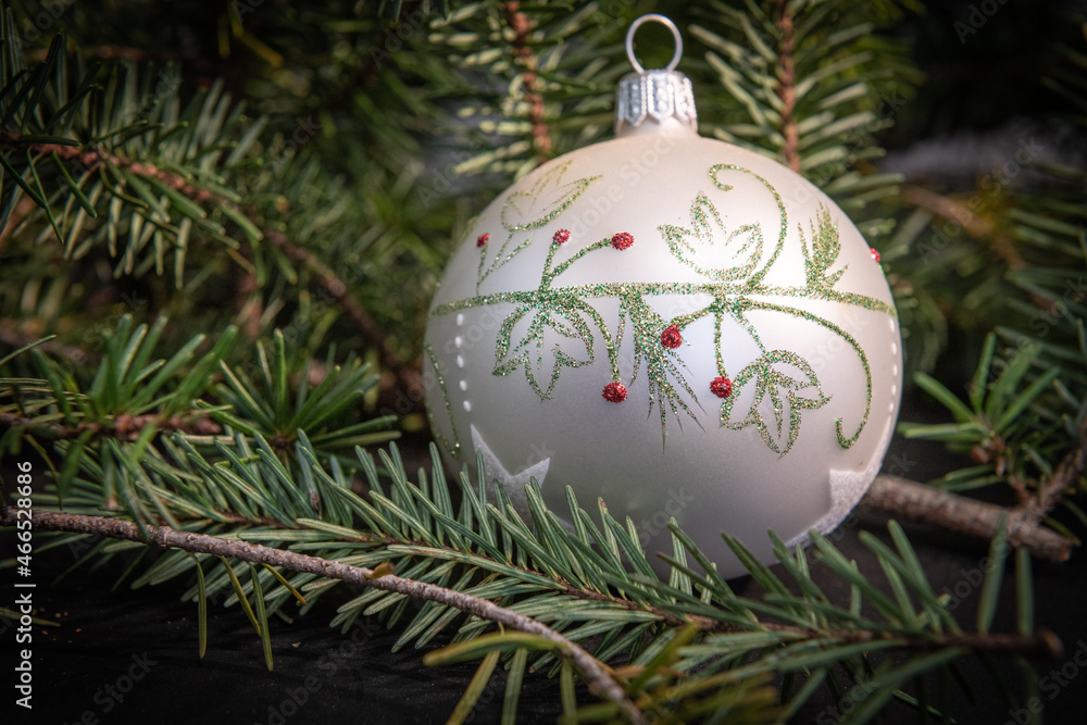 Boule de noel blanche sur un sapin Boule de noel blanche sur un sapin
