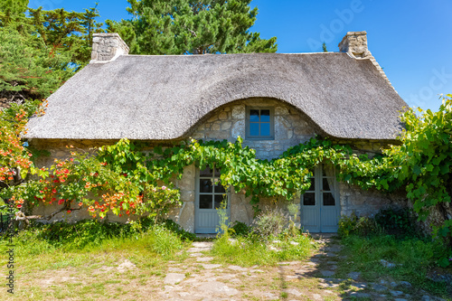 Tableau sur toile Brittany, Ile aux Moines island in the Morbihan gulf, thatched cottage in the vi