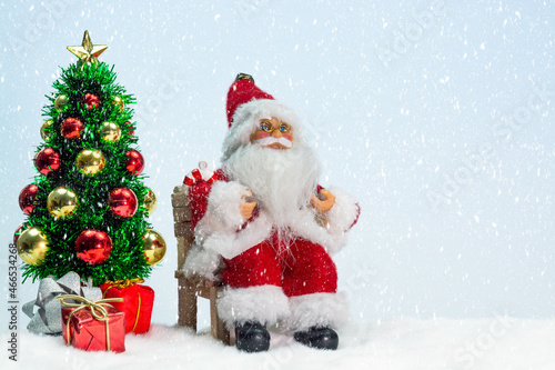 Święty Mikołaj, choinka, prezenty, śnieg © Cezary