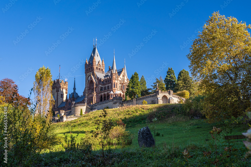 Obraz premium Castle Drachenburg in the mist