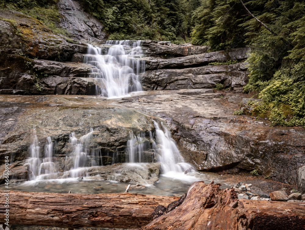 Obraz premium pacific northwest waterfall smooth silky water long exposure near snoqualmie