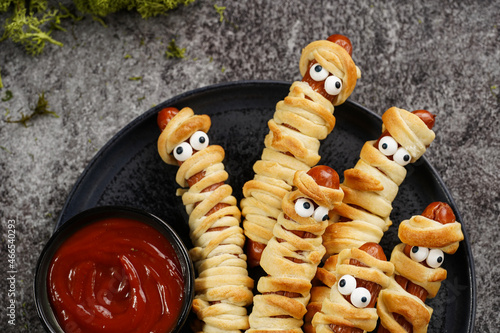 Bilde på lerret Cute Halloween party snack: wiener sausage with sugar eyes wrapped in dough stri