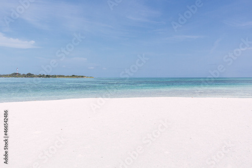 Fototapeta Naklejka Na Ścianę i Meble -  Playa paradisiaca soleada, agua cristalina y cielo azul
