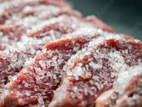 Delicioso churrasquinho brasileiro feito com fatias de picanha e temperado com sal grosso photo