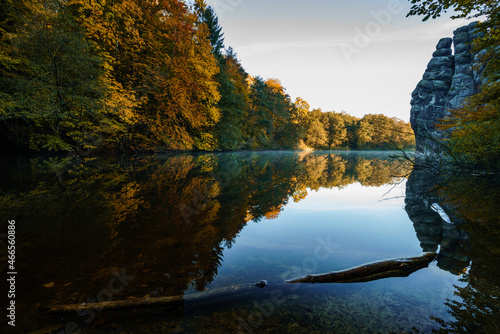 Wiembecke Teich an den Externsteinen (im Herbst)