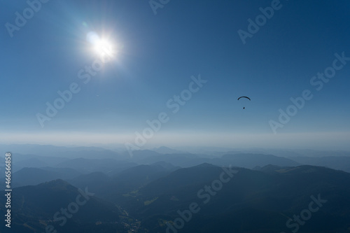 Paraglider in Austrian Alps © Merlin Mayer