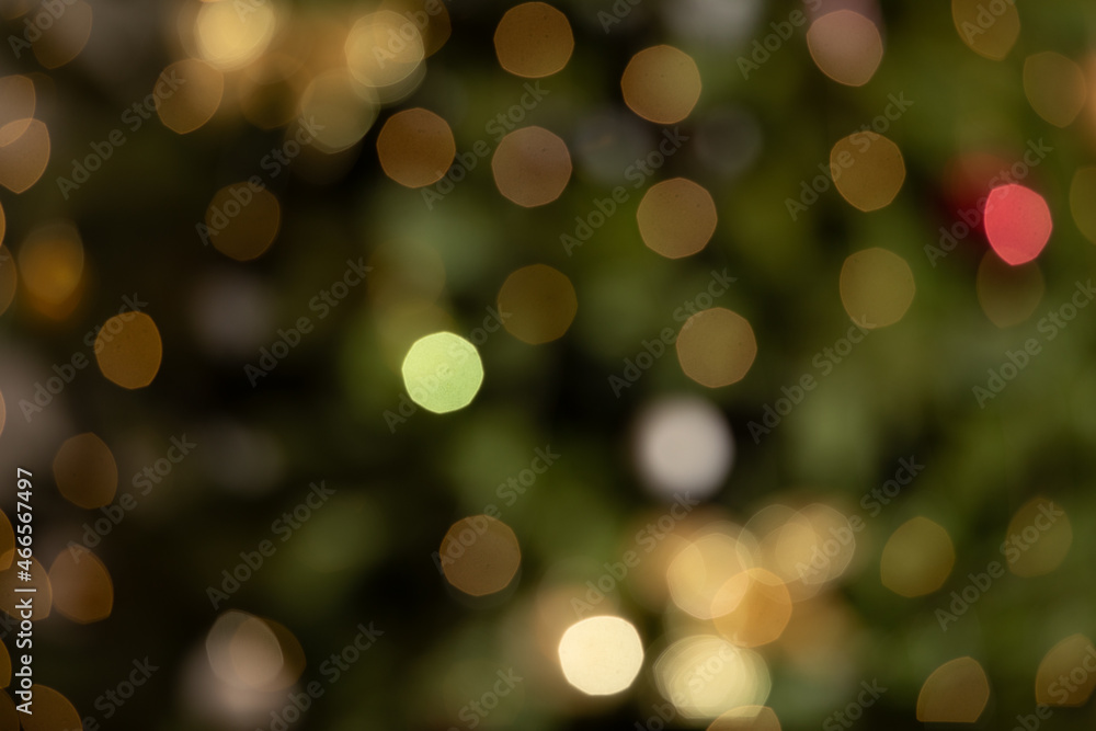 Obraz premium Defocused decorated Christmas tree with lights as a background