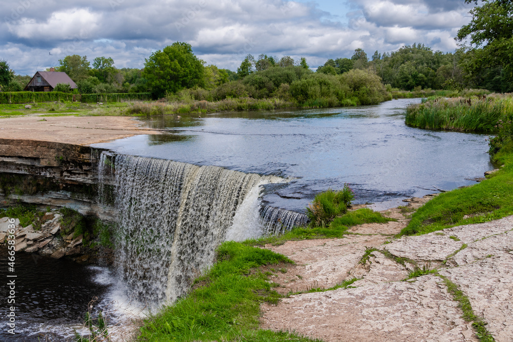 der Jägala Wasserfall in Estland, in der Nähe von Tallinn, eine traumhafte Naturlandschaft im Baltikum der Jägala Wasserfall in Estland, in der Nähe von Tallinn, eine traumhafte Naturlandschaft im Baltikum