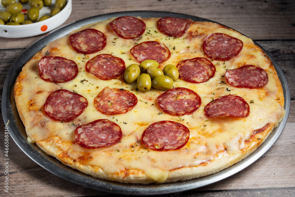 pizza recien horneada con rodajas de salame y queso caliente pizza recien horneada con rodajas de salame y queso caliente