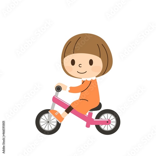 キックバイクに乗る女の子ヘルメットなし