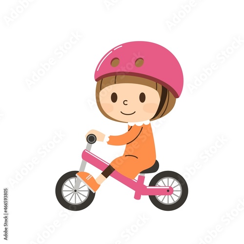キックバイクに乗る女の子ヘルメットあり