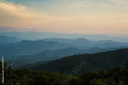Fototapeta Naklejka Na Ścianę i Meble -  sunrise in the smoky mountains