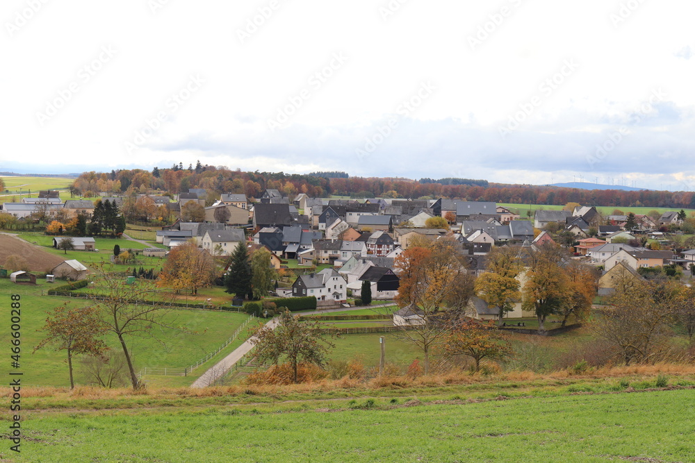 Ein Dorf im Hunsrück. Herbstlandschaft.