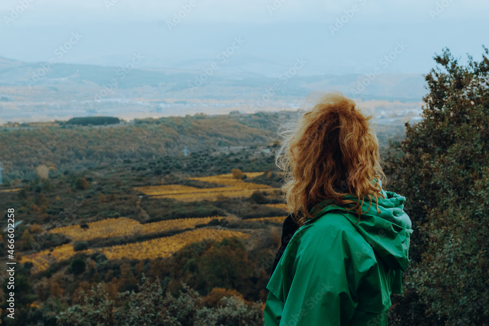 Retrato de una mujer mirando el paisaje otoñal 