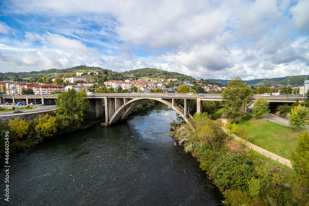 Obraz premium Bridge over the Miño river in the autumn season, in Ourense, Galicia 